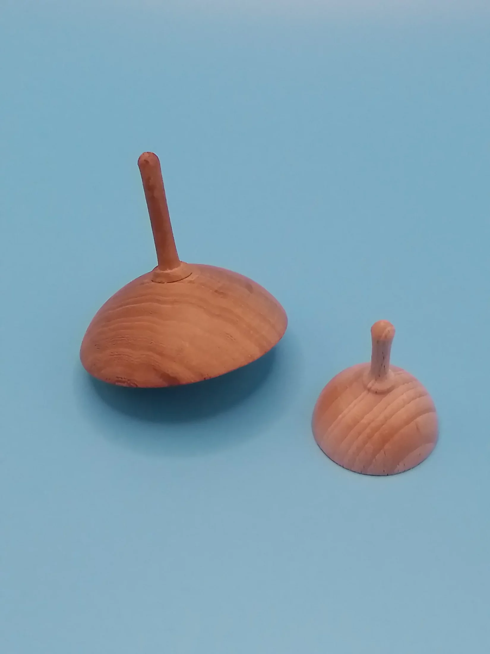 toupie classique et toupie à doigt