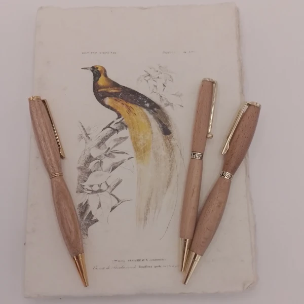 Présentation de stylos bille en bois tourné