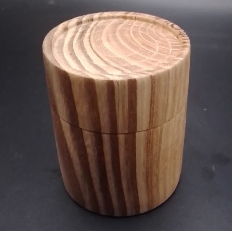 Boîte ronde artisanale en bois d'albizia - technique tournage sur bois