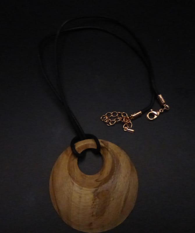 Collier pendentif rond en bois de noyer