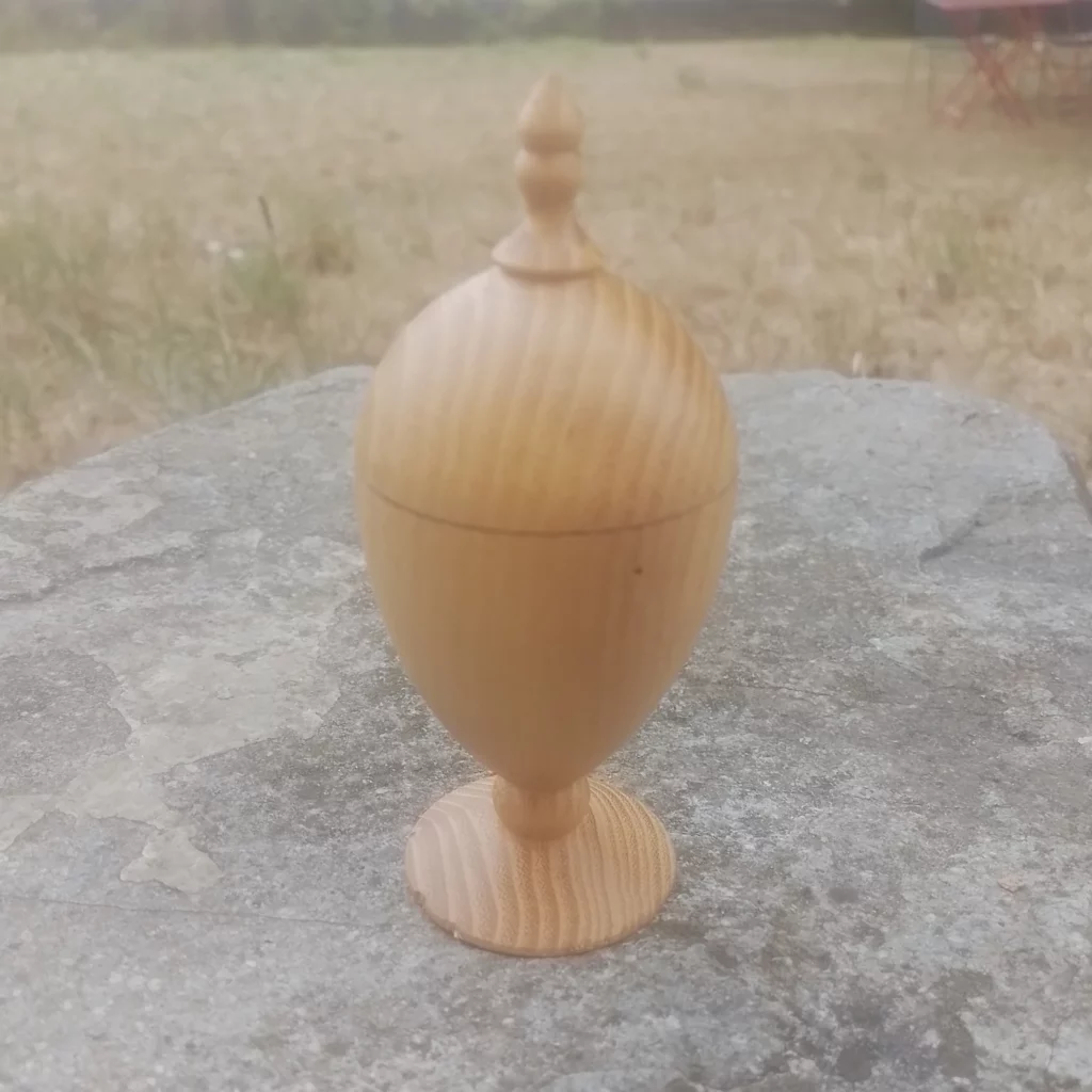 Boîte à fleuron en bois de robinier faux acacia réalisée au tour à bois